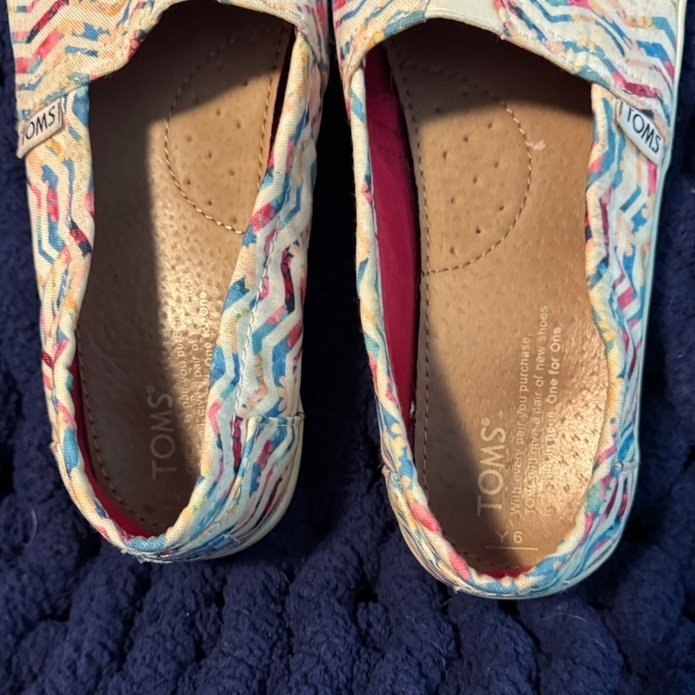 TOMS Kids Colorful Chevron Moccasins - Picture 5 of 7